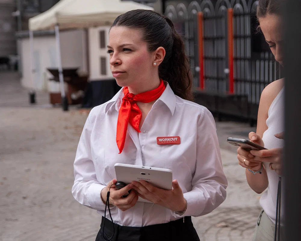 azafata de workout gesionando acreditaciones en congreso