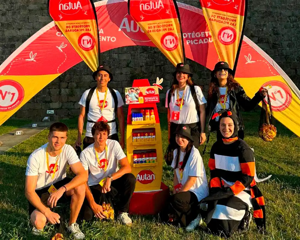 azafatas-roadshow-cines-verano-autan