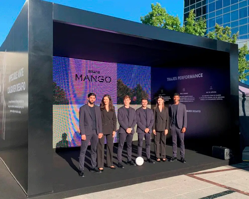 azafatos en roadshow de mango en madrid