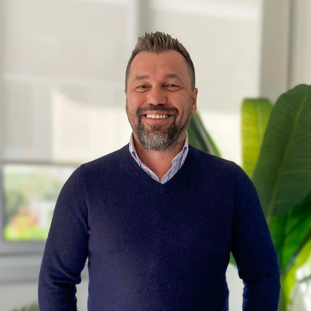 adrian nani subdirector general de operaciones y director delegaciones workout