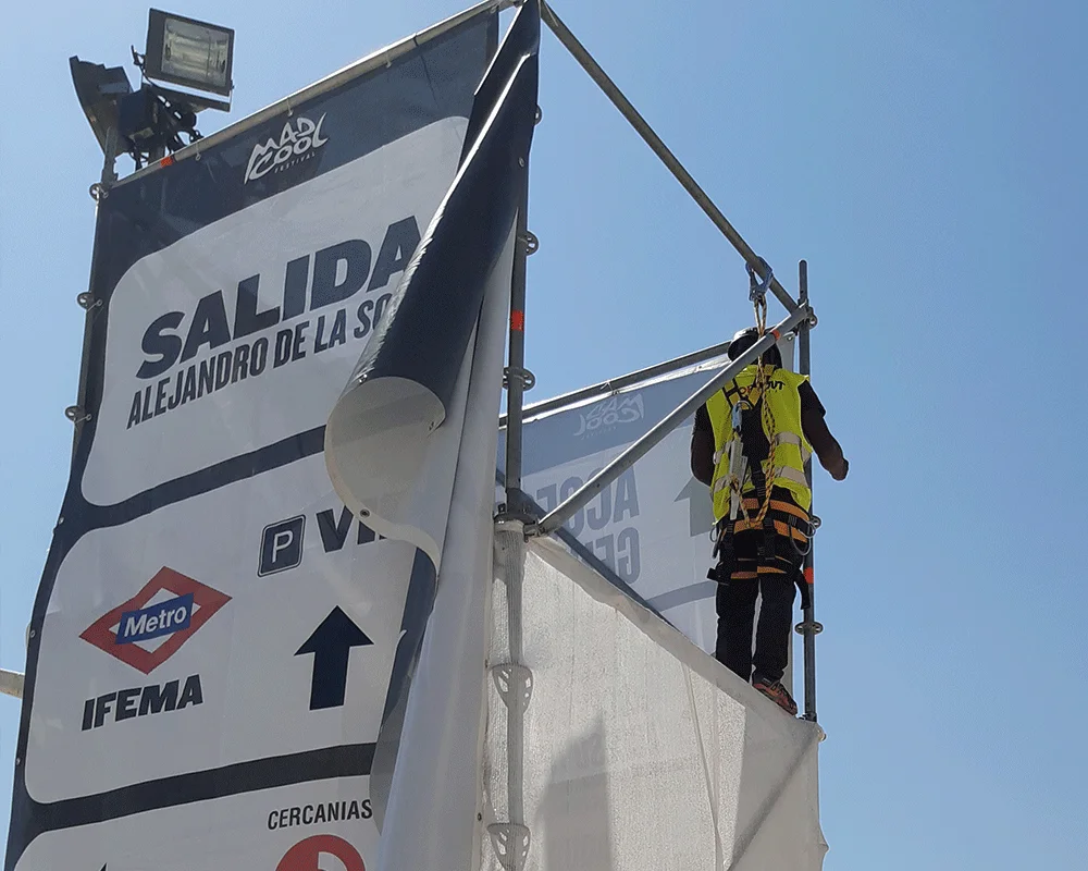 Montage von Planen mad cool workout events festival