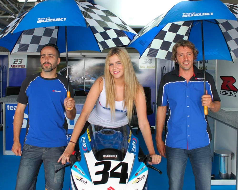 azafata imagen motogp equipo suzuki