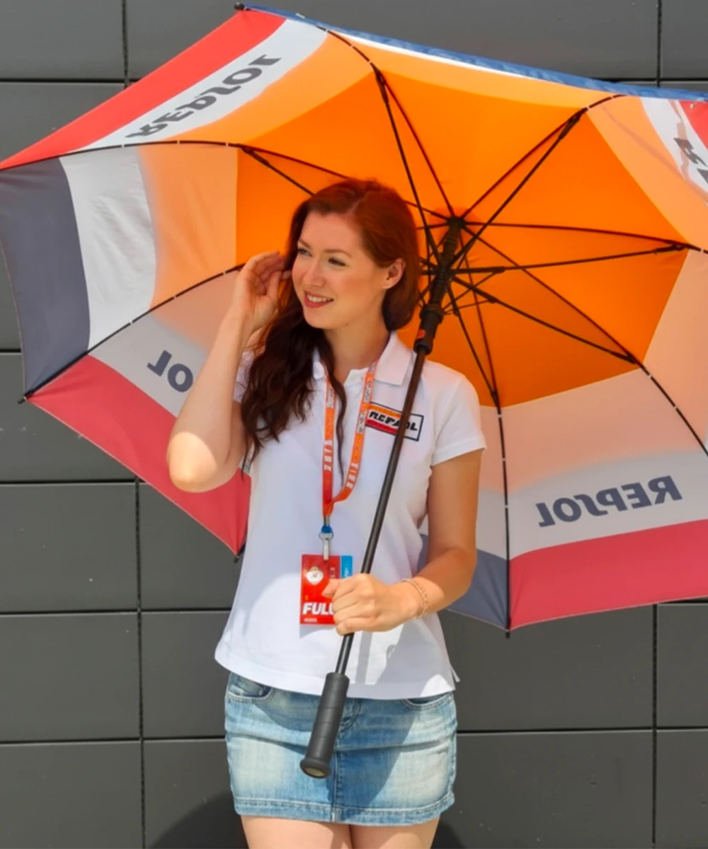 azafata paddock motogp