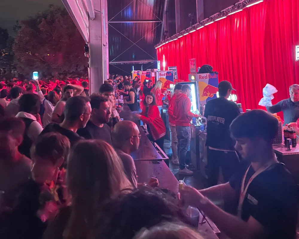 Workout-Kellner an der Bar mit Menschenmassen bei einem Musikfestival