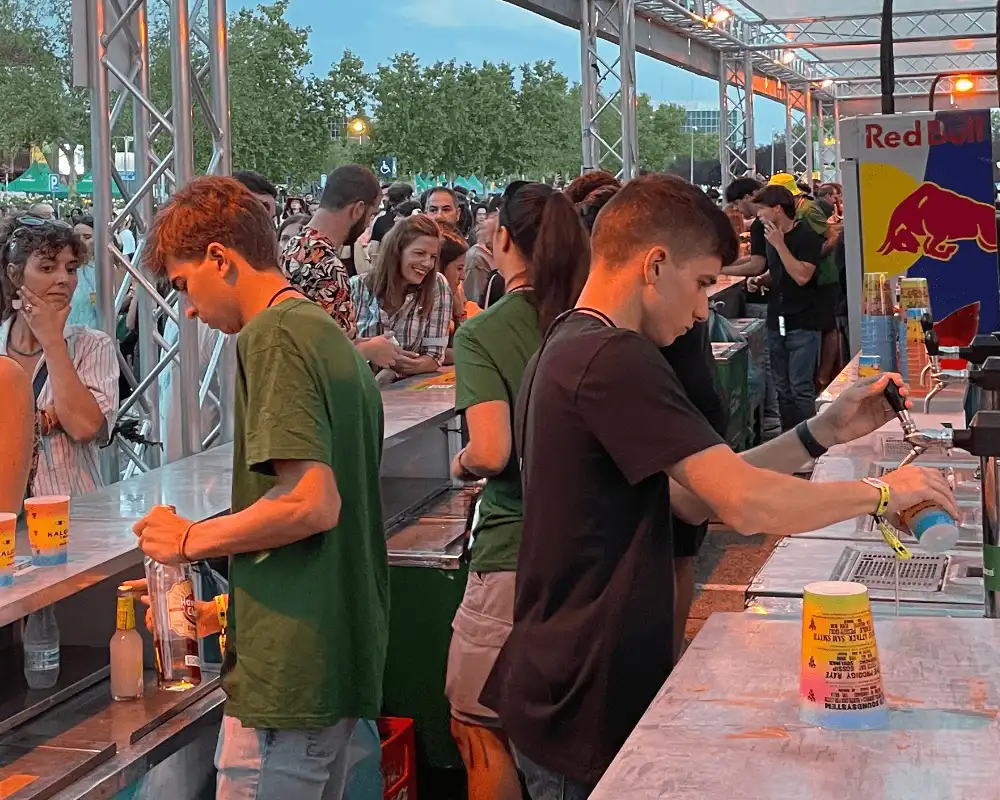 Workout-Kellner servieren Getränke beim Kalorama Musikfestival