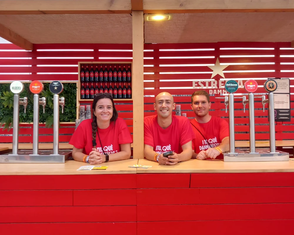 Workout-Kellner-Team bei Musikfestival in Mahou-Stall