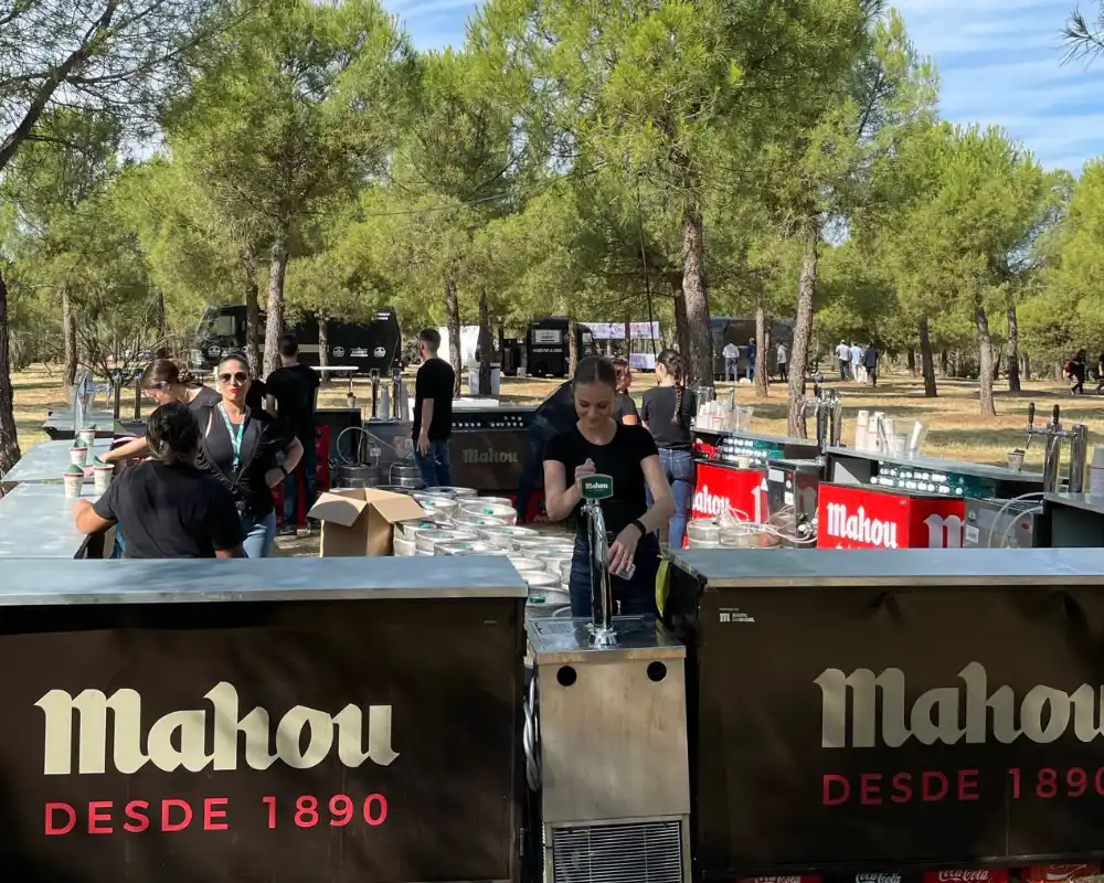 Workout-Kellnerinnen servieren Getränke an der Mahou-Bar beim Festival