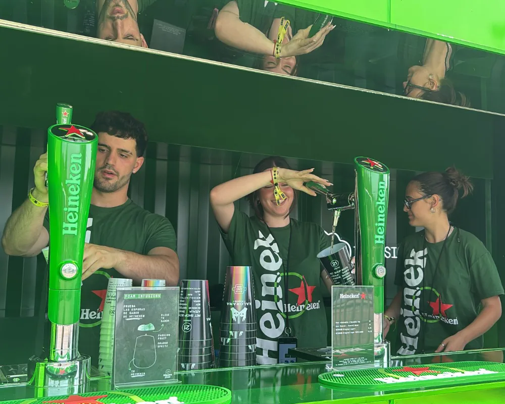 Workout Barkeeper beim heineken bar Musikfestival
