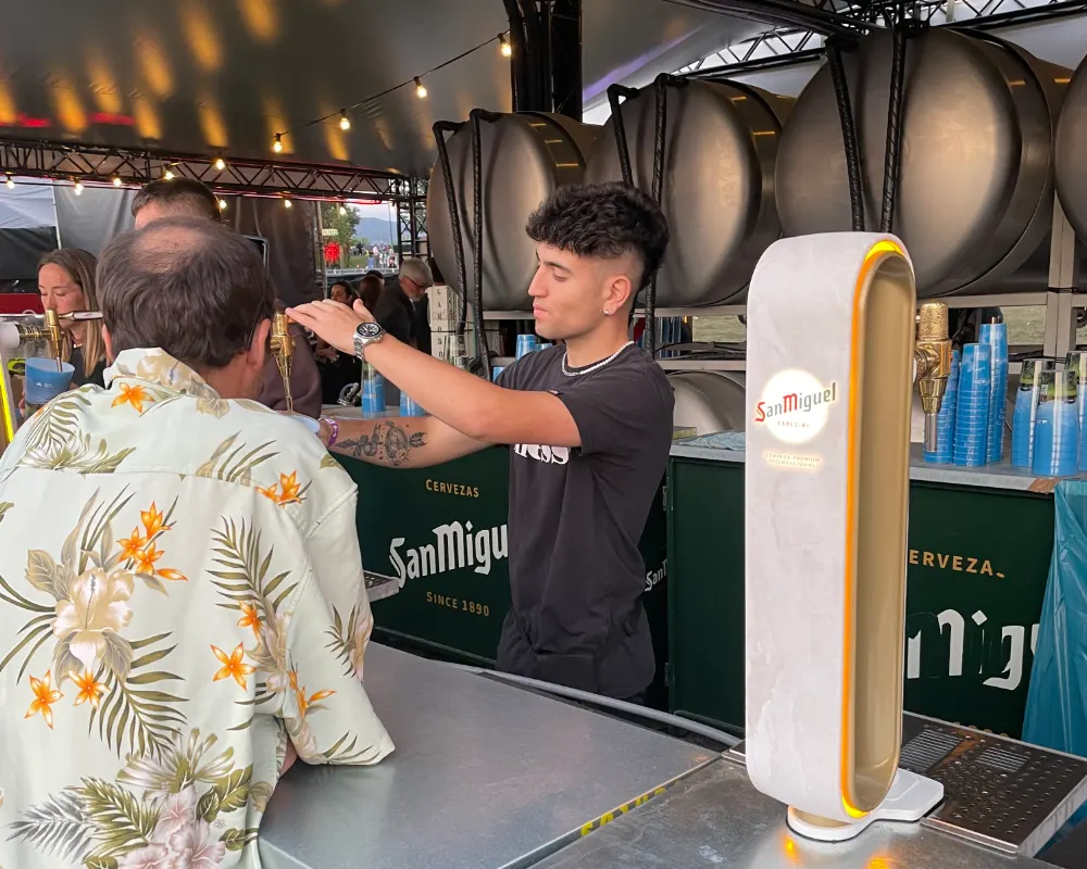 Workout-Kellner serviert Getränke beim Kalorama Musikfestival