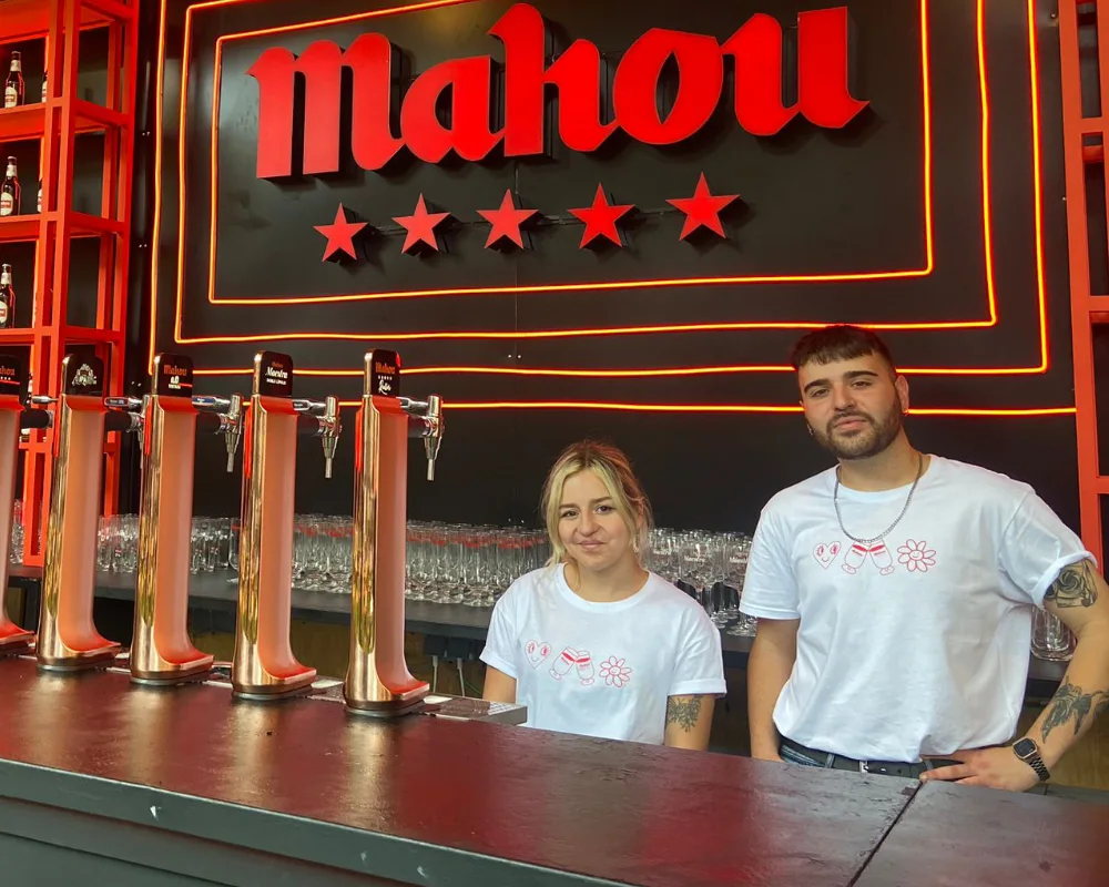 Workout-Kellner in der Mahou Festival Bar