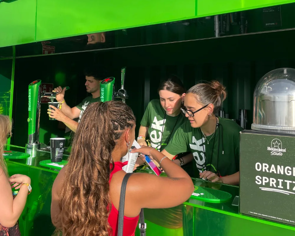 Kellnerinnen Kellnerinnen trainieren beim kalorama heineken music festival