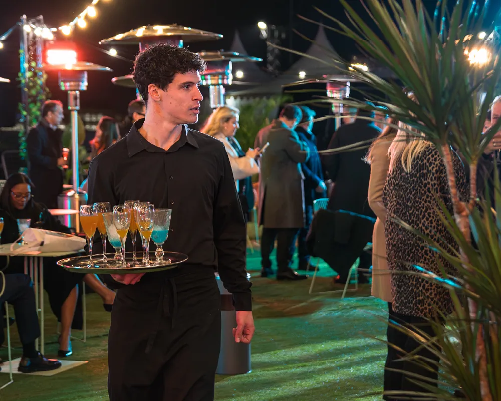 Kellner trägt Tablett