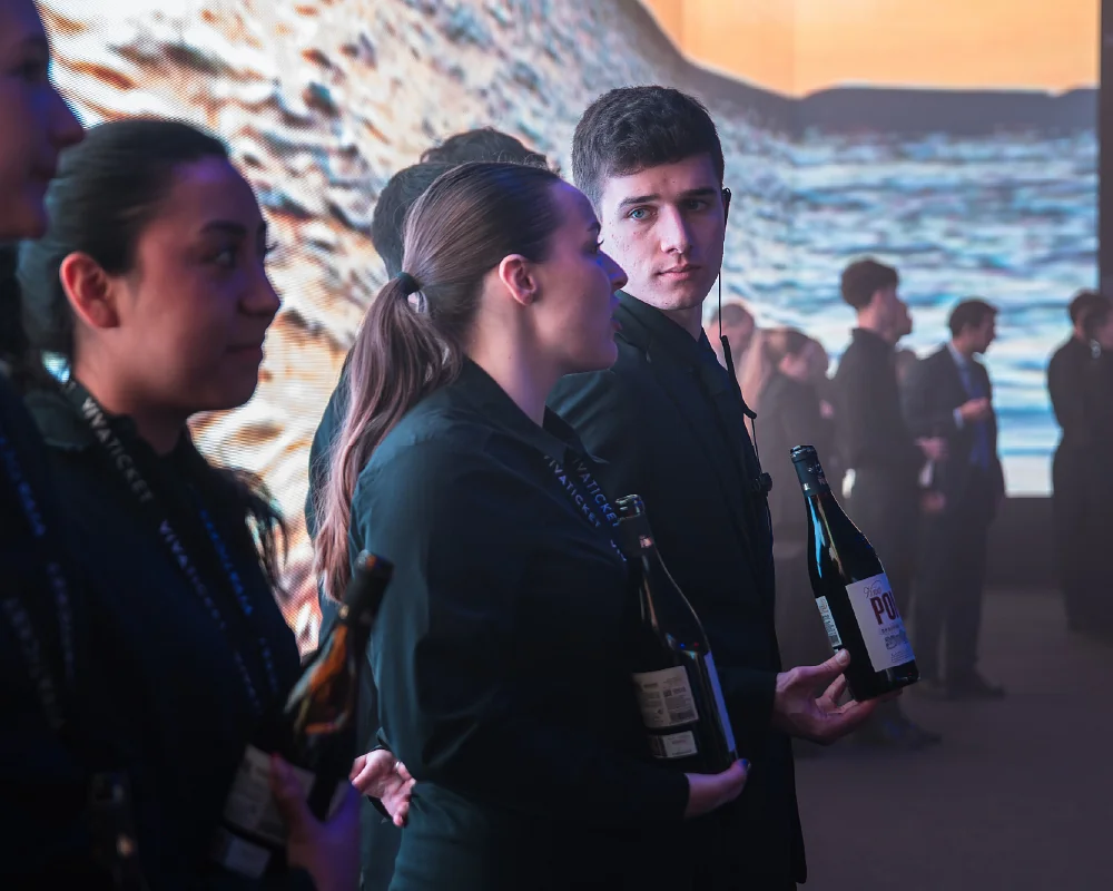 Kellner, die auf den Service warten