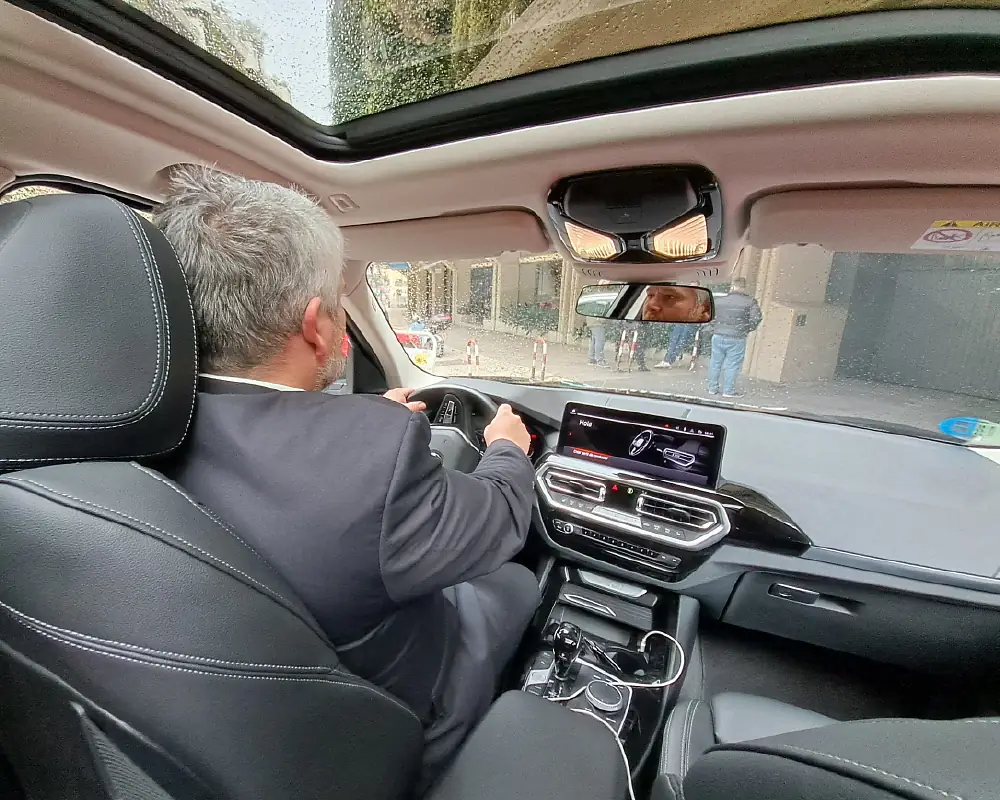 Conductor interior coche