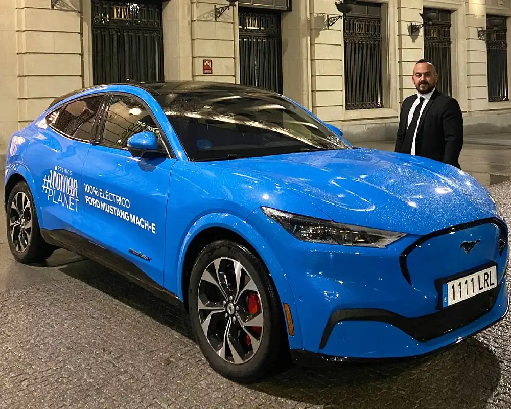 Conductor de eventos chofer esperando a cliente