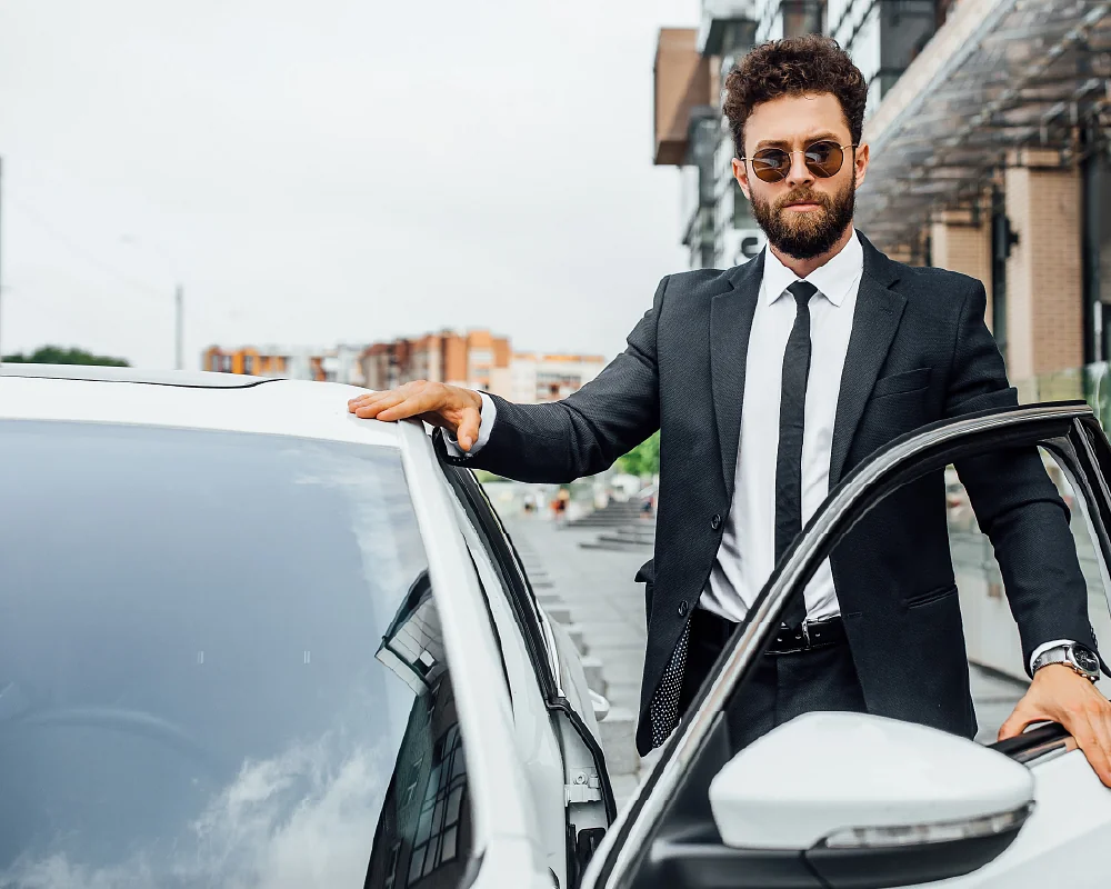 Conductor de eventos abriendo puerta delantera