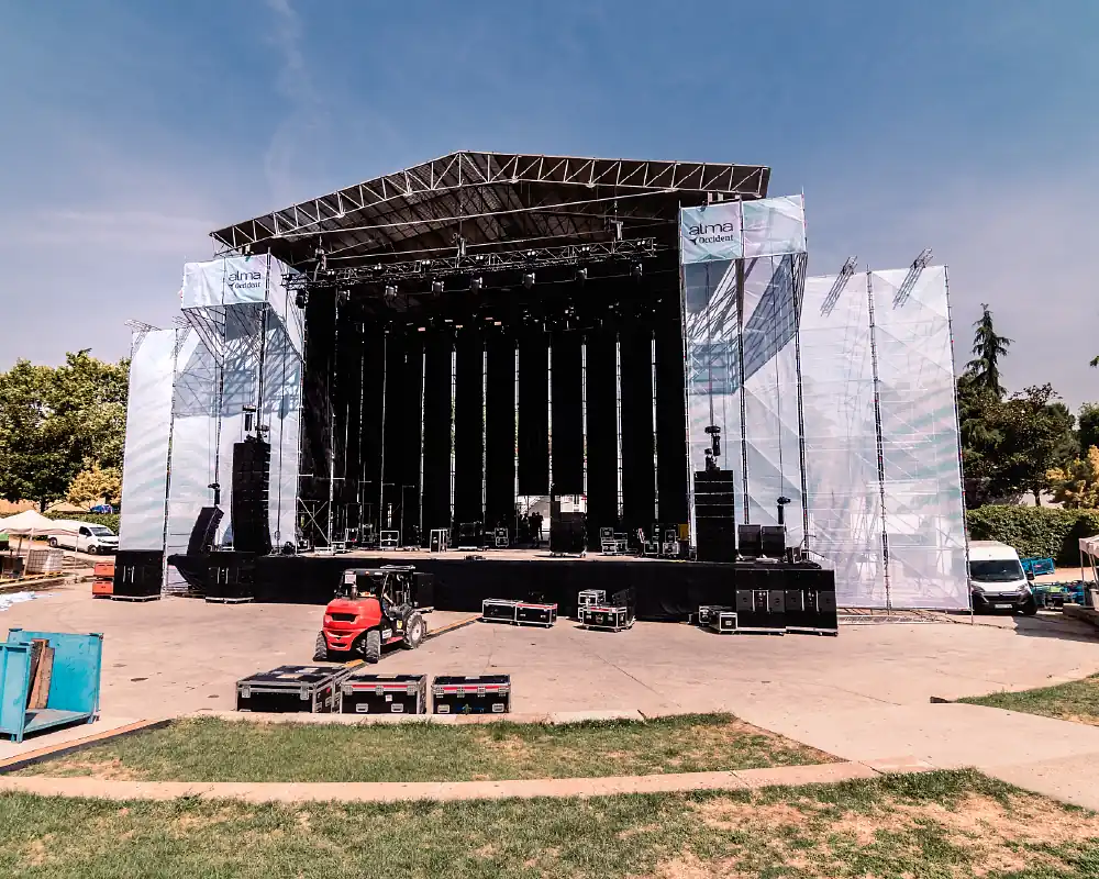 escenario ya terminado de concierto