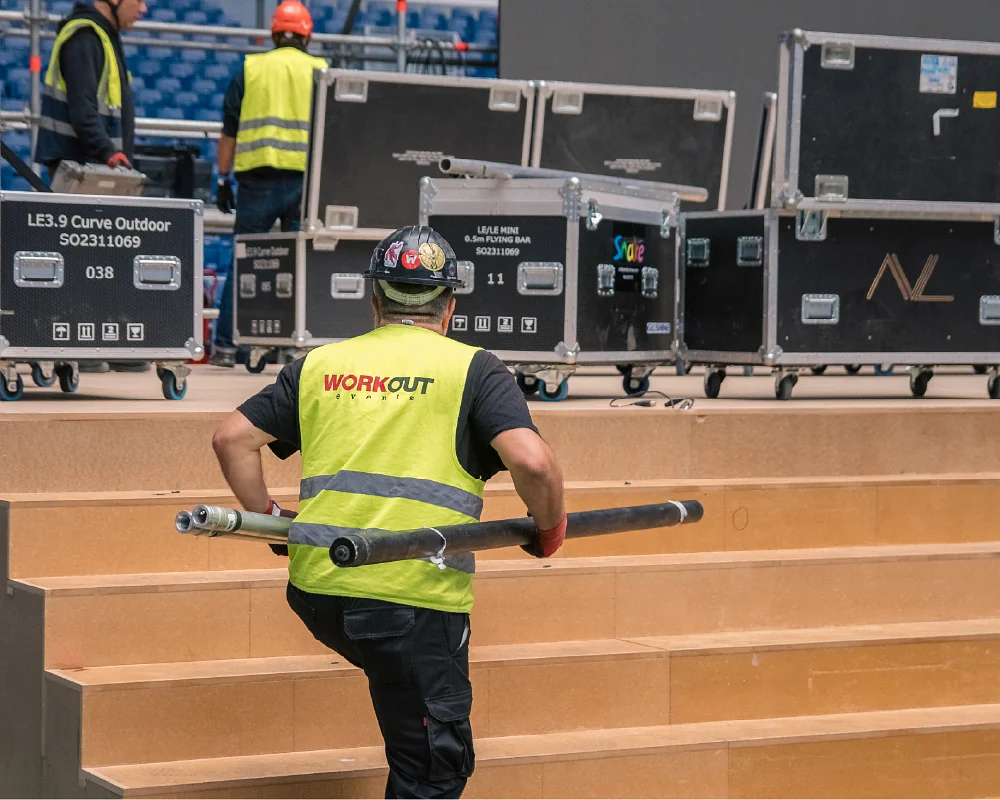 personal hand basico transportando herramientas