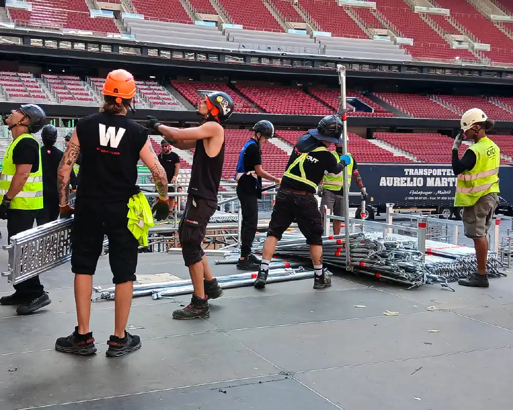 Personal montando escenario concierto