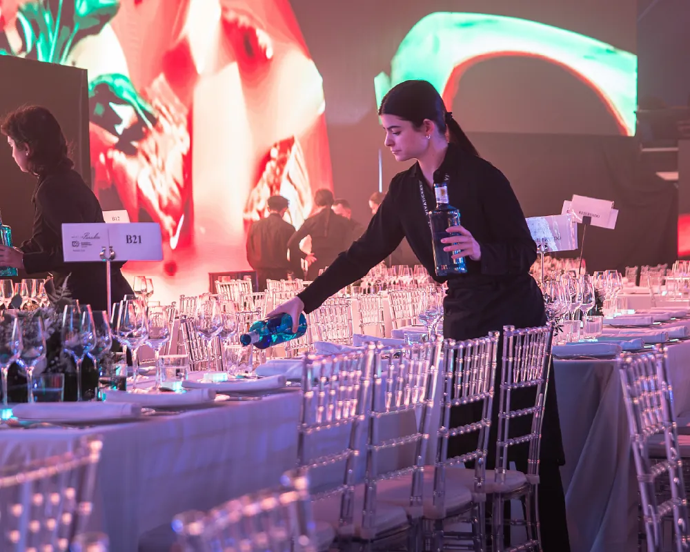 Kellnerin füllt Wasser nach