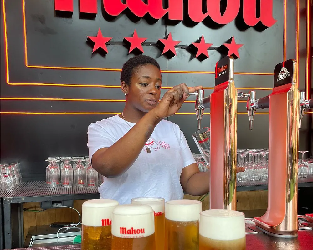 Camarero sirviendo cervezas