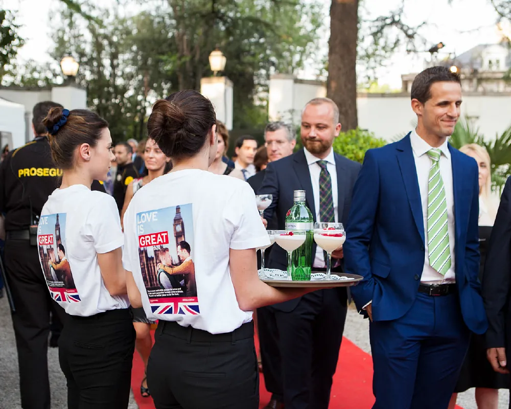 Kellnerinnen servieren Cocktails