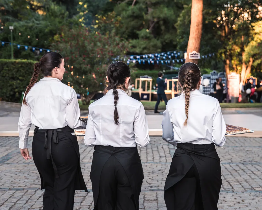 Kellnerinnen bei einer Veranstaltung unterstützen
