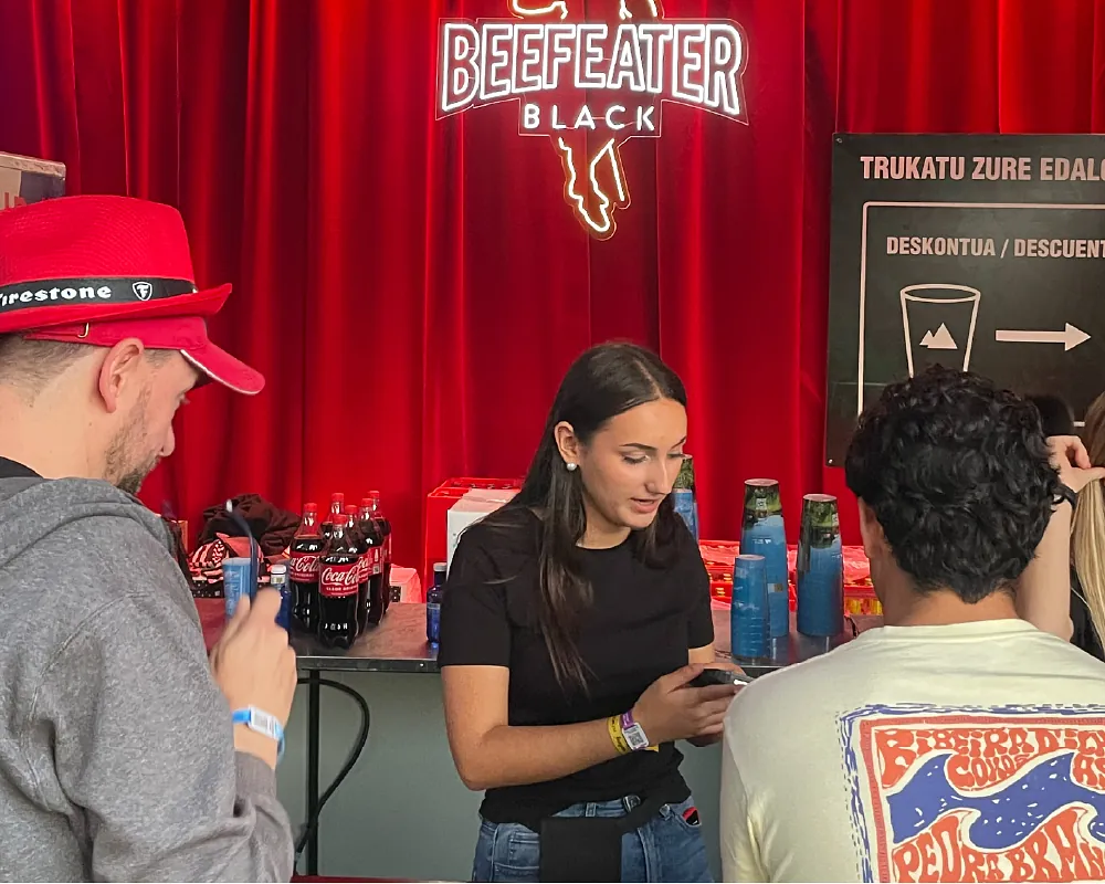 camarero-cobrando-clientes-concierto