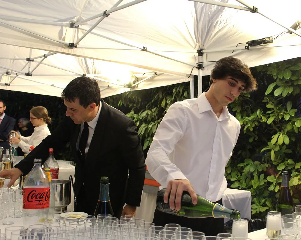 zwei Kellner servieren Champagner