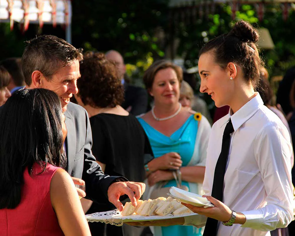 Kellner serviert Snacks