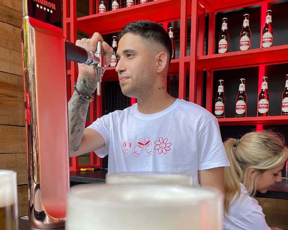 camarero-tirador-de-cerveza-en-barra-de-concierto