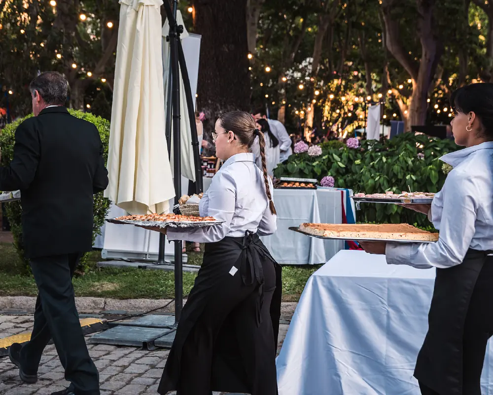 Kellnerin trägt Tablett bei einer Hochzeit