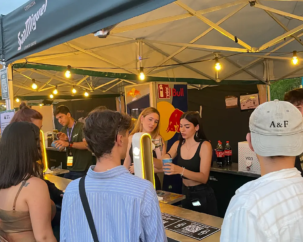 camareros-de-conciertos-atendiendo-y-sirviendo-a-clientes