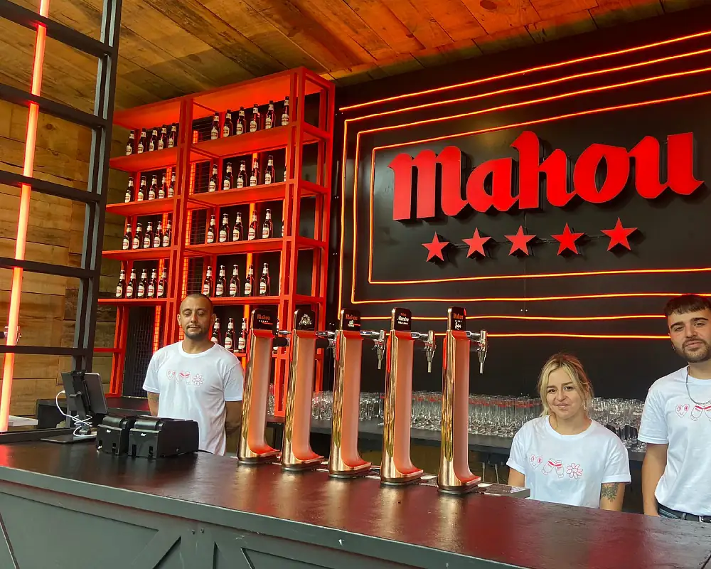 camareros-en-barra-esperando-clientes-evento-mahou