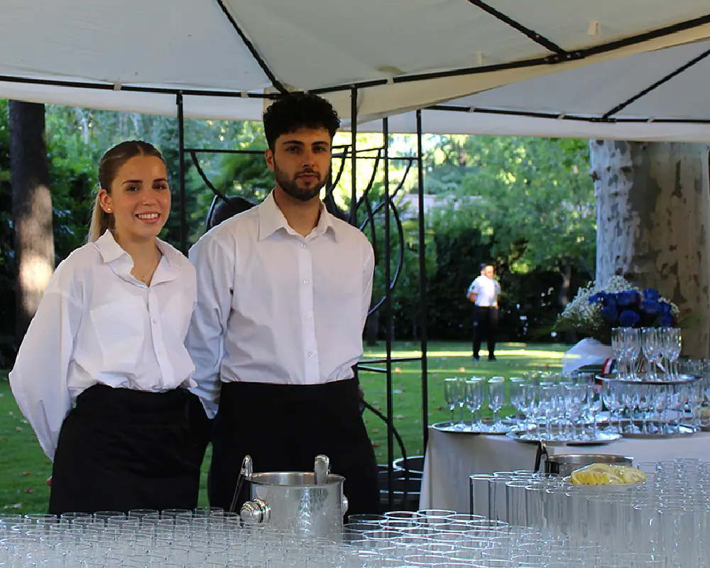 Kellner, die darauf warten, Getränke zu servieren