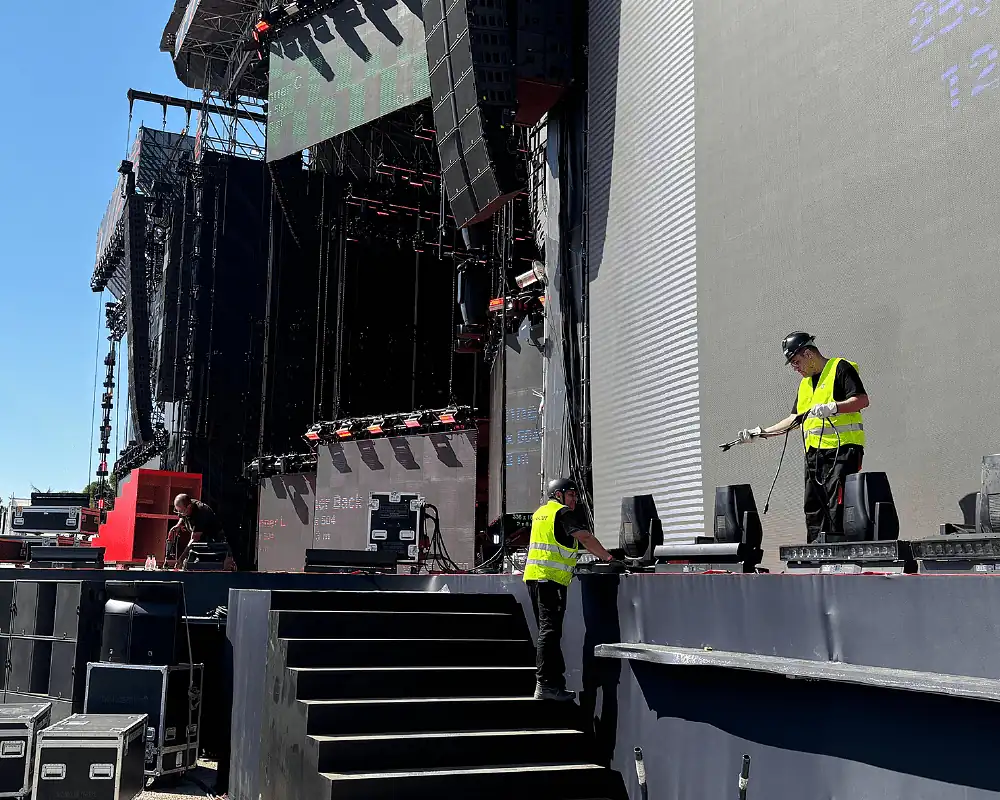 personal montadores de conciertos en escenario