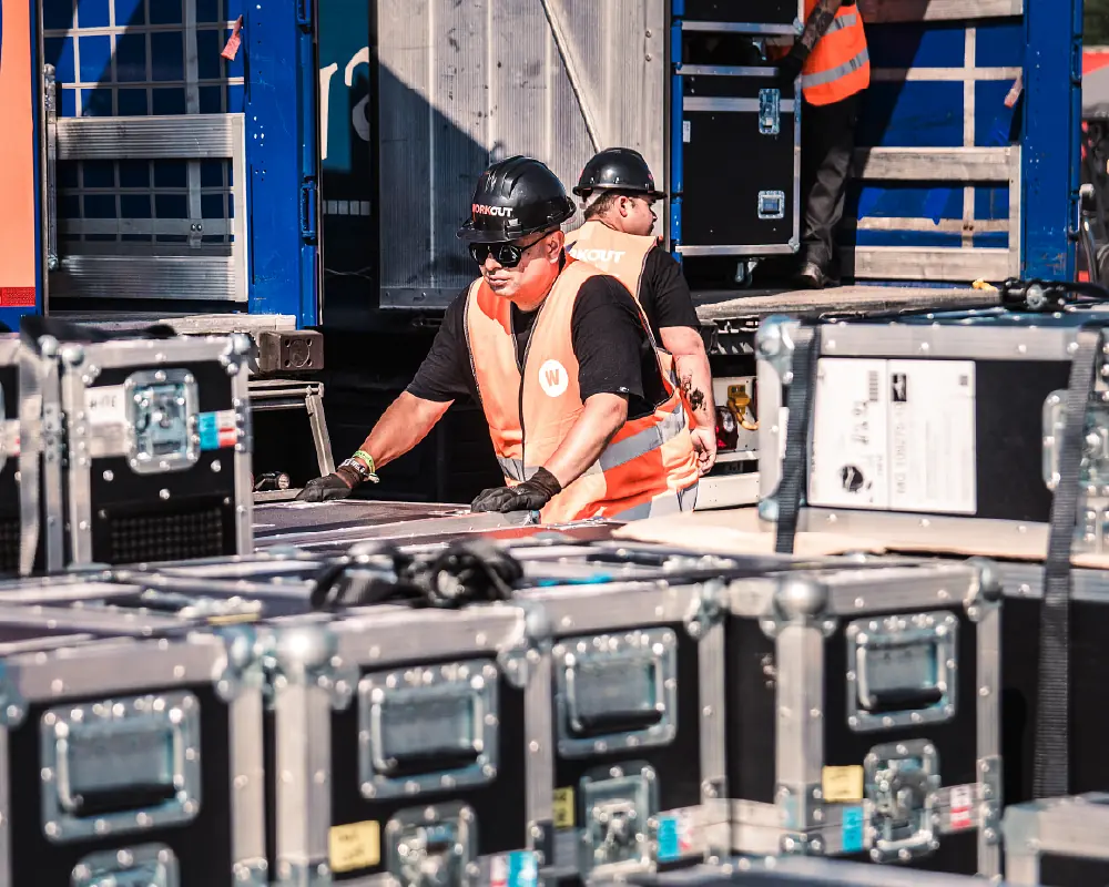 Personal montador de conciertos transportando carros