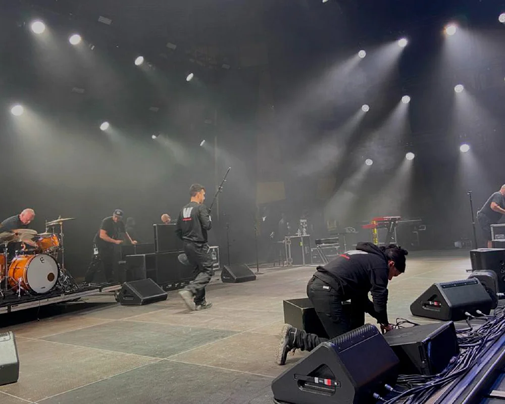 personal montador de conciertos en escenario
