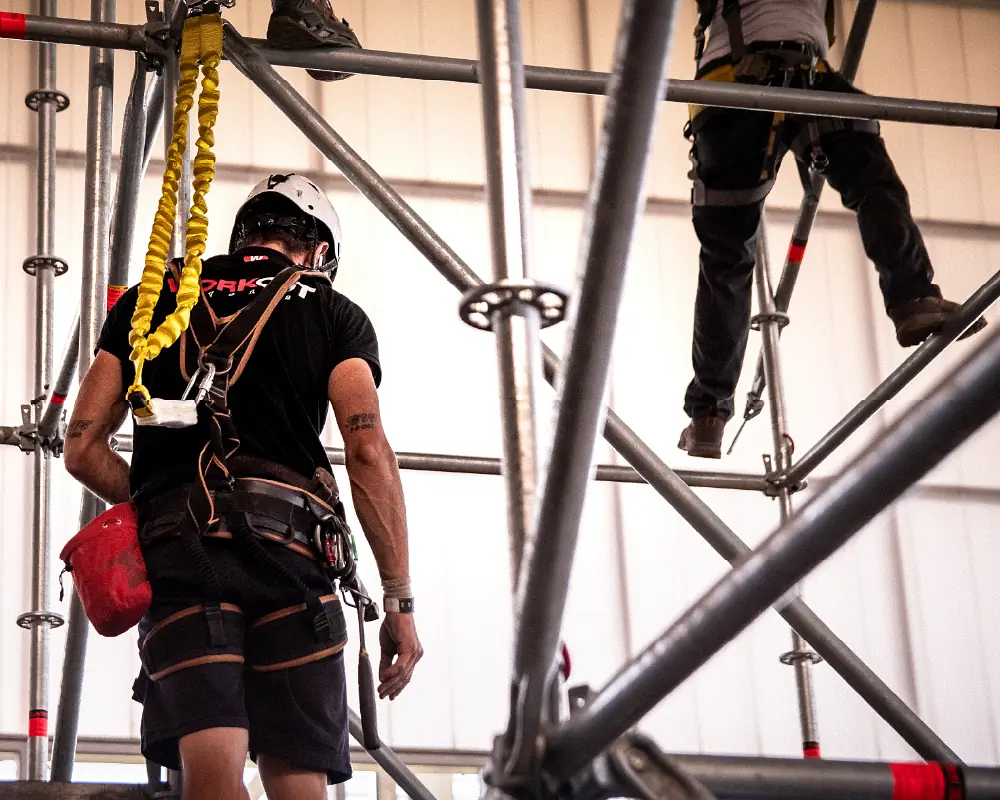 personal montador de conciertos sostenido en altura