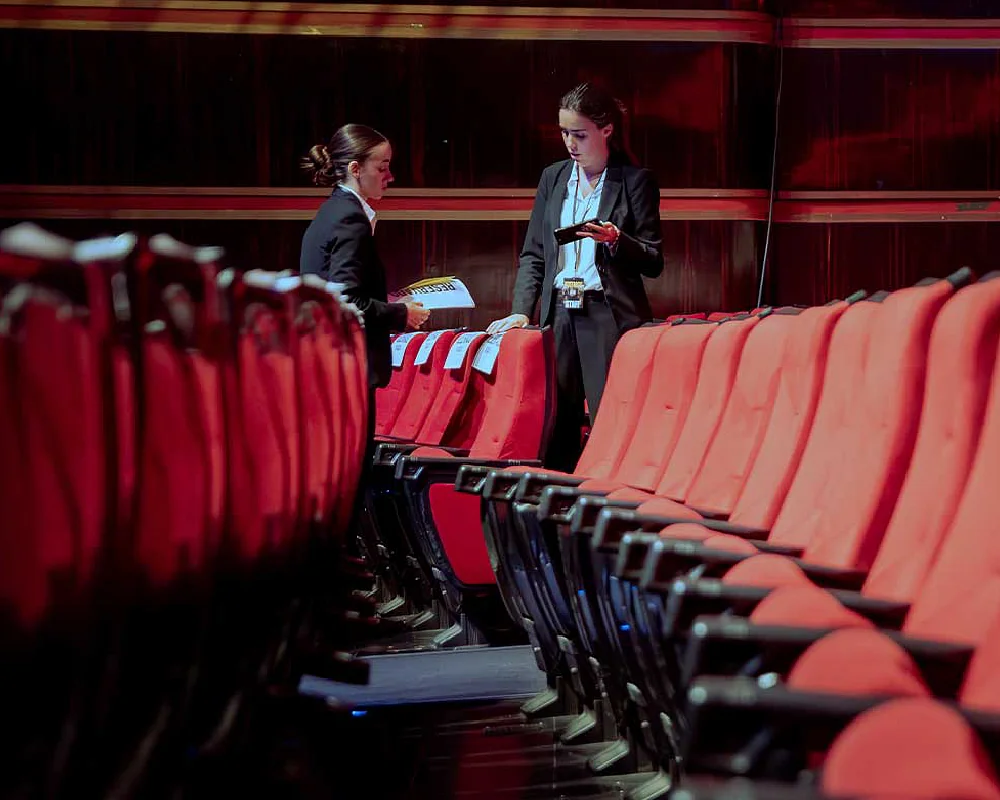 Acomodadores para eventos en teatro