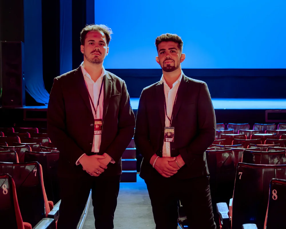 Acomodadores para eventos posando