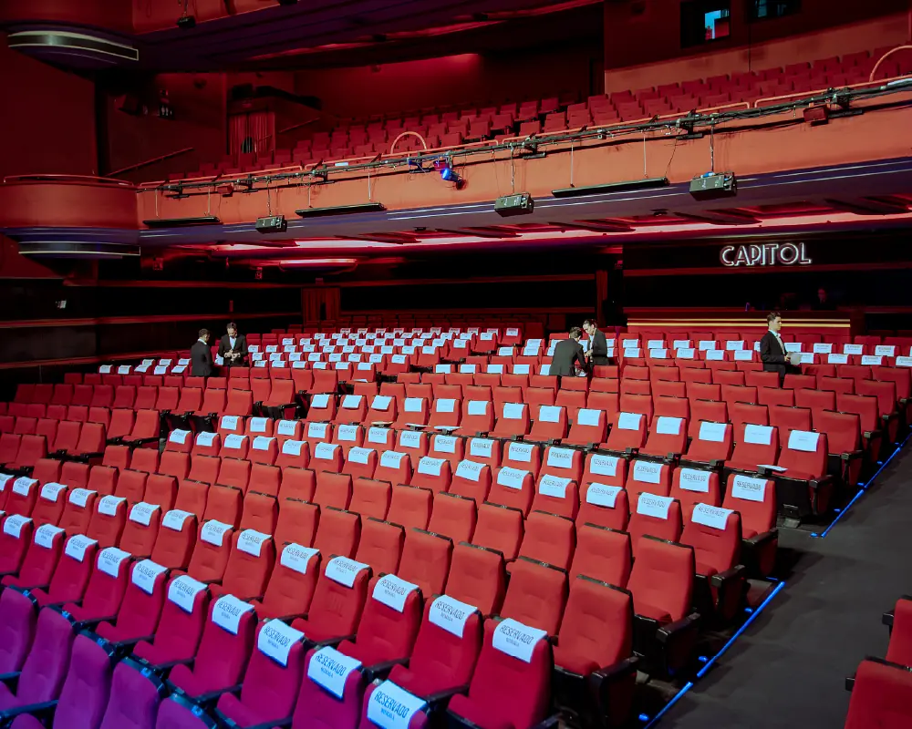 Acomodadores de eventos trabajando