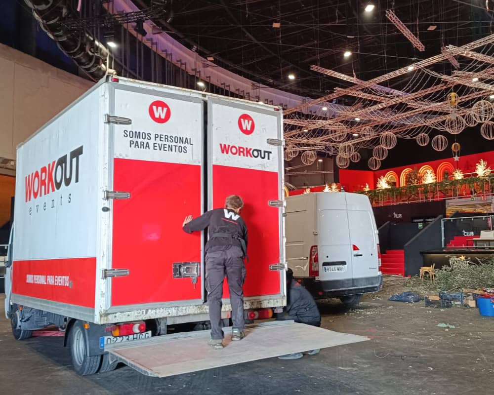 Workout Events Logistik-Läufer beim Entladen des Materials am Veranstaltungsort.