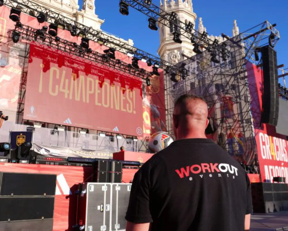 auxiliar de control de accesos con uniforme Workout Events