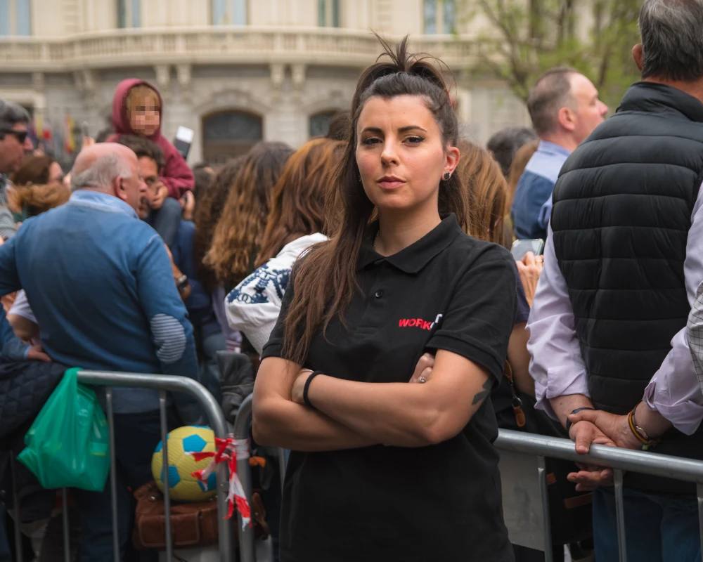 auxiliar de control de accesos con uniforme Workout Events
