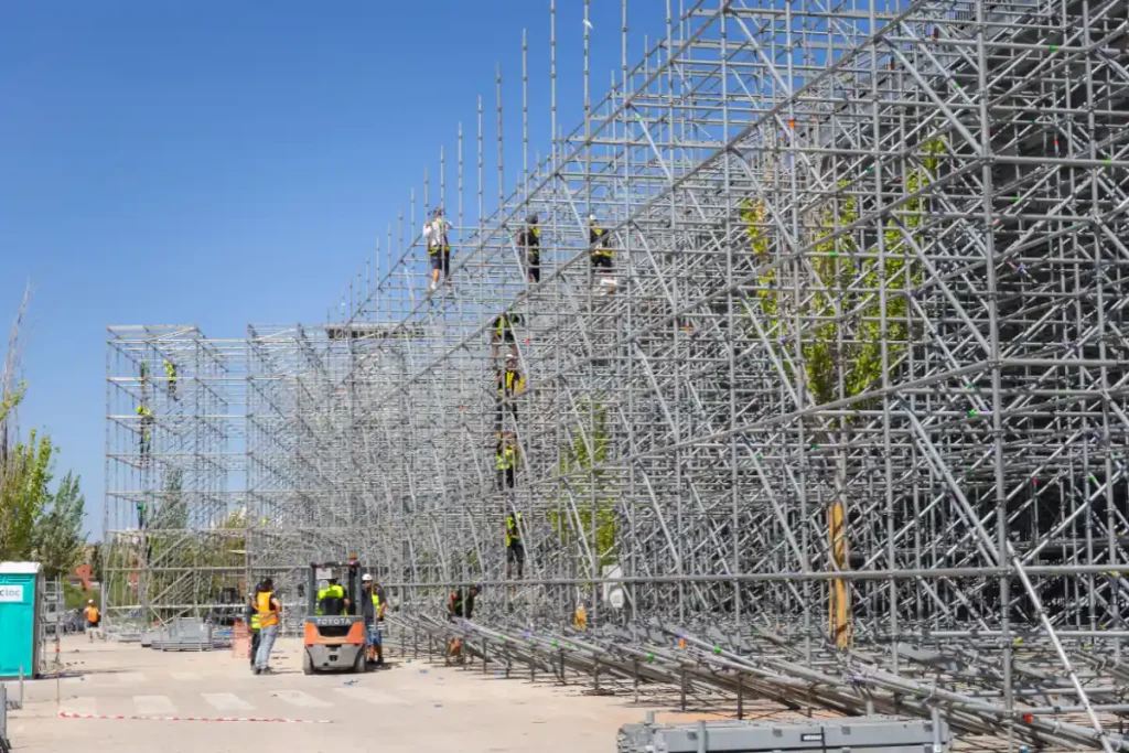personal de workout en el montaje de madring circuito de formula 1 en madrid